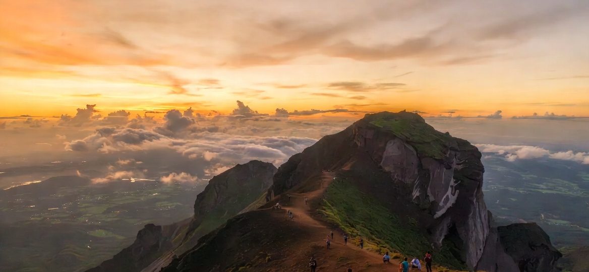 Daftar Gunung Ramah Pemula di Indonesia